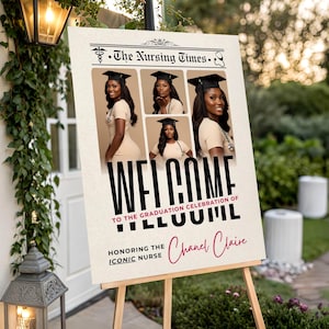 Pode incluir: Uma placa de boas-vindas num cavalete para uma celebração de formatura. A placa apresenta fotos de uma mulher com chapéu de formatura e uniforme, com as palavras "WELCOME" e o nome "Chanel Claire" em uma fonte de script. A placa também inclui o texto "The Nursing Times."