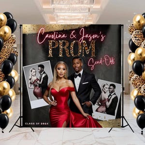 Könnte beinhalten: Ein schwarzer und goldener Hintergrund mit Leopardenmuster. Der Hintergrund trägt den Text "Carolina & Jason's Prom Send-Off" und "Class of 202X". Zwei schwarze und goldene Ballon-Säulen befinden sich auf beiden Seiten des Hintergrunds.