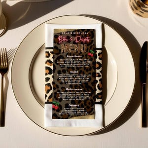 Plantilla de menú con estampado de guepardo: tarjeta de mesa de comida de cumpleaños con estampado de leopardo y cerezas editable, cena de brunch con animales para una noche de chicas, decoración de fiesta roja