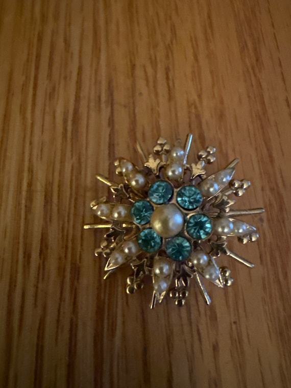 Coro brooch