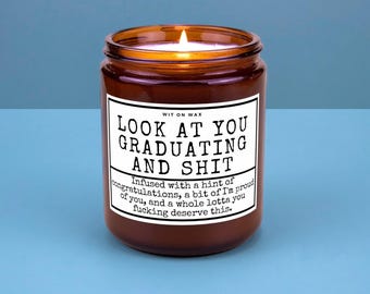 Cadeau de remise des diplômes Cadeau de remise des diplômes de bachelier Diplômé d'une école d'infirmières Diplômé d'une école d'infirmières Diplômés drôles Bougie Regarde-toi l'obtention du diplôme et merde 1 cadeau