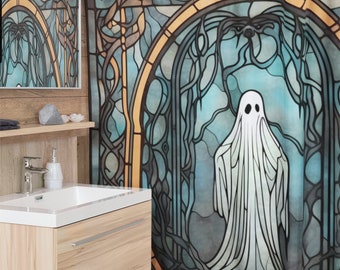 Könnte beinhalten: Ein Duschvorhang aus Buntglas mit einem blauen, grünen und gelben Farbmuster. Das Design zeigt einen Geist in der Mitte des Vorhangs.