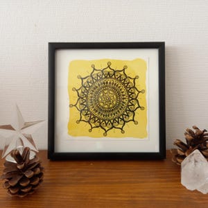 SAHARA - incorniciato - Mandala in giallo, nero e ocra oro