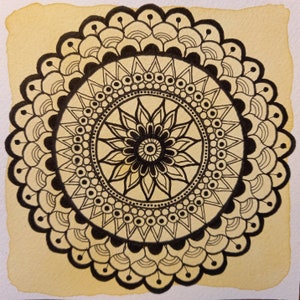 MAJAYA - Mandala giallo ocra e nero - Alte vibrazioni Alte frequenze Arte intuitiva Acquerello e pennarelli disegnati a mano