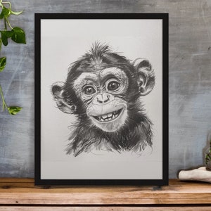Puede incluir: Dibujo a lápiz en blanco y negro de un chimpancé con una gran sonrisa. El chimpancé está mirando directamente al espectador. El dibujo está enmarcado en un marco negro.