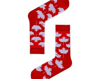Könnte beinhalten: Ein Paar rote Socken mit einem weißen Ahornblatt-Muster.