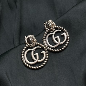 Maravillosos pendientes vintage de oro Gucci. Regalo perfecto. Gran logotipo.