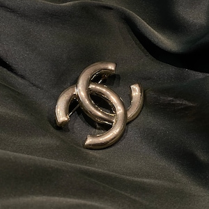 Magnifique broche en or Chanel, broche vintage