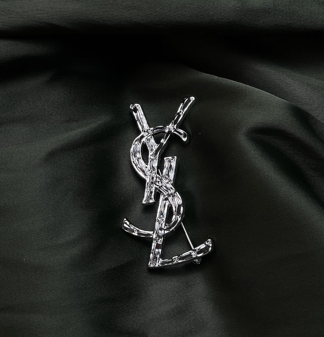 素晴らしいヴィンテージ イヴ サンローラン シルバー ブローチ