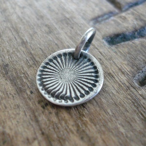 Glinsterende hanger - handgemaakt. Geoxideerd fijn zilver. Ontwerp je eigen serie