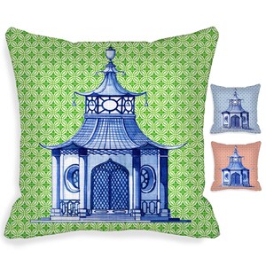 Pode incluir: Uma almofada com padrão verde e branco com um design de pagoda azul e branco. A pagoda tem um telhado azul e guarnições brancas. A almofada é um acento decorativo para uma casa.