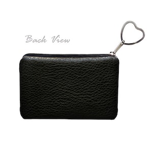 K&ouml;nnte beinhalten: Schwarze Leder-Clutch mit einem herzf&ouml;rmigen Rei&szlig;verschluss aus Metall. Die Clutch ist von hinten zu sehen.