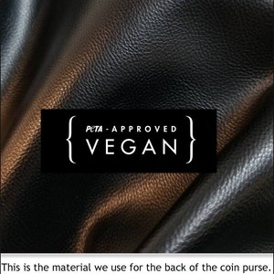 Puede incluir: Primer plano de cuero vegano negro y texturizado. Un rect&aacute;ngulo negro muestra el texto "PETA-APPROVED VEGAN" en blanco. La imagen muestra el material utilizado para la parte posterior de un monedero.