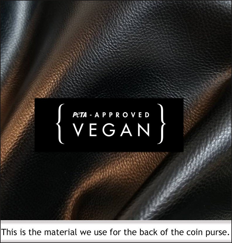 Puede incluir: Primer plano de cuero vegano negro y texturizado. Un rect&aacute;ngulo negro muestra el texto "PETA-APPROVED VEGAN" en blanco. La imagen muestra el material utilizado para la parte posterior de un monedero.