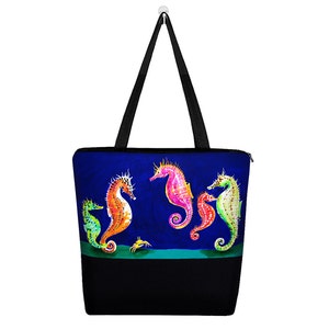Puede incluir: Una bolsa de lona azul con un dise&ntilde;o de caballitos de mar coloridos. Los caballitos de mar est&aacute;n en varios tonos de rosa, naranja, verde y amarillo. Tambi&eacute;n se representa un peque&ntilde;o cangrejo en la bolsa.
