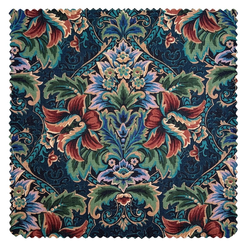 Puede incluir: Una tela azul oscuro con un patr&oacute;n repetitivo de flores y hojas estilizadas en tonos de rojo, verde, azul y dorado.