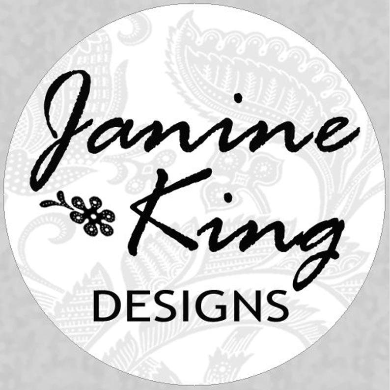 Puede incluir: Logotipo en blanco y negro con el texto "Janine King DESIGNS" sobre un fondo blanco con un patr&oacute;n de paisley.