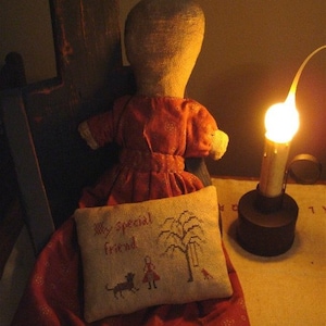 PDF con patrón de punto de cruz Primitive My Special Friend Pillow Tuck E