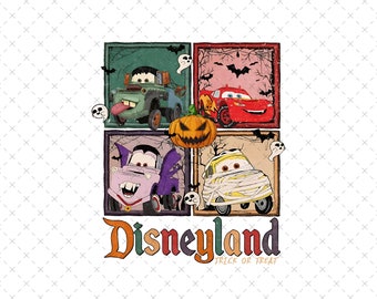 Puede incluir: Una ilustración de estilo vintage de cuatro coches disfrazados para Halloween. Los coches son un camión monstruo verde, un coche de carreras rojo, un coche vampiro morado y un coche momia amarillo. La ilustración está sobre un fondo de murciélagos y fantasmas. El texto "Disneyland Trick or Treat" está en la parte inferior de la imagen.