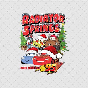 Può includere: Grafica festosa con i personaggi del film Cars, tra cui Saetta McQueen, con cappelli da Babbo Natale. Il testo "Radiator Springs" è visualizzato sopra, con "Merry Christmas" e "95" sotto.