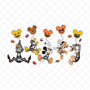Könnte beinhalten: Fünf skelettierte Disney-Figuren, Mickey Mouse, Minnie Mouse, Donald Duck, Goofy und Pluto, halten orangefarbene und gelbe Kürbislaternen-Ballons fest. Die Figuren sind in schwarz-weiße Skelettkostüme gekleidet.