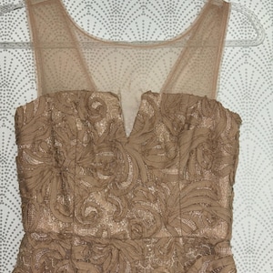Elegante vestido de cóctel vintage color champán de BCBGMAXAZRIA, disponible en stock, talla 2