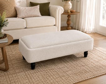 Banco otomano Teddy Bouclé personalizable: Taburete moderno hecho a mano con patas negras.