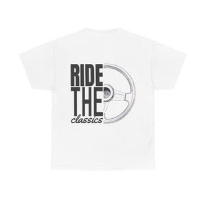 Può includere: T-shirt bianco con la scritta "RIDE THE classics" in nero e una grafica parziale di volante argentato. La maglietta è di stile girocollo, un classico.