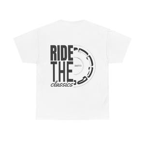 Può includere: T-shirt bianca con un design grafico nero. Il design presenta le parole "RIDE THE classics" in grassetto, con una grafica stilizzata della ruota. La parola "classics" è in corsivo.