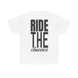 Può includere: T-shirt bianca con la scritta nera "RIDE THE classics". Le parole sono impilate verticalmente, con "classics" in corsivo. Un capo semplice e quotidiano.