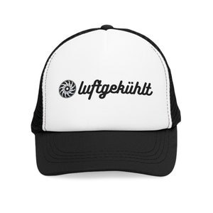 Peut inclure: Casquette de camionneur noire et blanche avec un graphique noir et blanc d'un ventilateur et le texte "luftgekühlt" en noir.