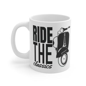 Può includere: Tazza in ceramica bianca con grafica nera di uno scooter vintage e la scritta "RIDE THE classics". La tazza ha un manico curvo e una finitura lucida, perfetta per caffè o tè.