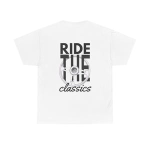 Può includere: T-shirt bianca con un design grafico nero. Il design presenta le parole "RIDE THE classics" con un'illustrazione del volante. La maglietta è realizzata in un materiale morbido e confortevole.