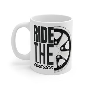 Può includere: Tazza in ceramica bianca con la scritta "RIDE THE classics" in nero e una grafica di ruota nera e argento. La tazza ha un manico curvo ed è adatta per bevande calde o fredde.