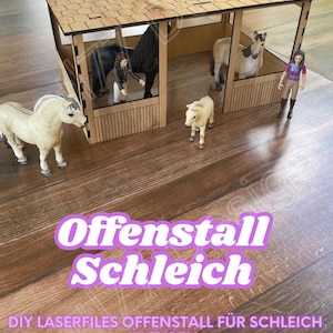 Pode incluir: Um modelo de madeira de um estábulo de cavalos com um telhado castanho e uma cerca de madeira branca. O estábulo é projetado para as figuras Schleich e vem em duas versões: com e sem chão. A imagem inclui o texto "DIY Laserfiles Offenstall fur Schleich Figuren 2 Ausfuhrungen - Mit und ohne Boden Laserfiles: dxf, ai, svg, Ibrn2 digitaler Download".