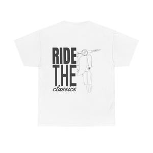 Può includere: T-shirt bianca con la scritta "RIDE THE classics" in nero e un disegno a tratto nero e bianco di uno scooter. Lo scooter è rivolto in avanti.