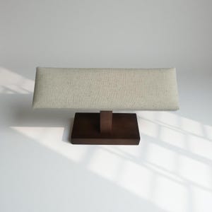 Présentoir pour montre artisanal en noyer - Bracelet minimaliste et support de montre avec coussin en lin