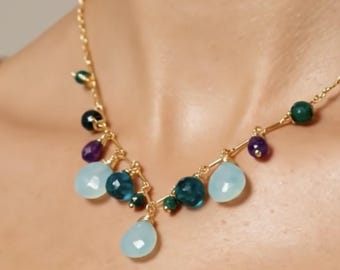 Collar de calcedonia azul y topacio de Londres con esmeraldas y amatista.