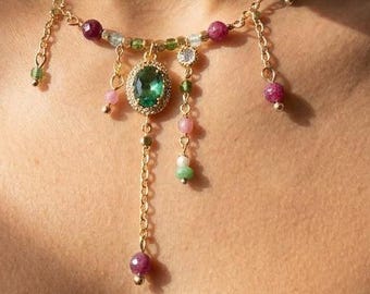 Collar con colgante de turmalina verde, cadena de oro con rubí y apatita, joyería elegante para la noche, delicado colgante en cascada.