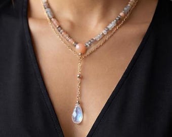 Collar largo tipo lariat con piedra lunar en forma de lágrima, delicada joyería de oro con piedras preciosas en capas