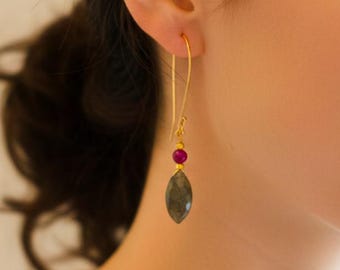 Pendientes colgantes de rubí y labradorita, joyería de piedras preciosas con baño de oro de 14k.