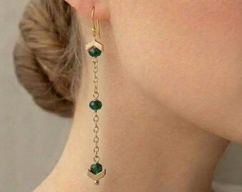Pendientes modernos de esmeraldas colgantes, cadena chapada en oro de 14k, joyería geométrica minimalista.