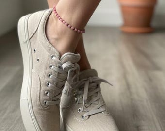 Tobillera minimalista de cuentas de granate y calcedonia rosa, joyería playera.