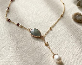 Collar largo de perlas, granate aventurina y collar delicado de oro con piedras preciosas.