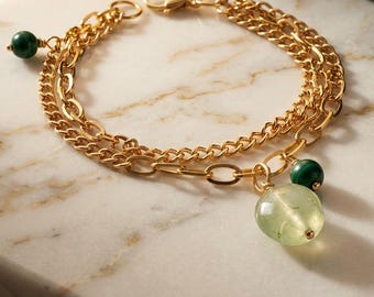 Pulsera de cadena de oro en capas con colgante de prehnita, joyería moderna con piedras preciosas verdes.
