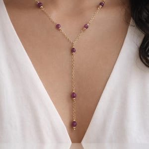 Collar de rubí natural en forma de Y / Delicada cadena chapada en oro, joyería minimalista con piedras preciosas