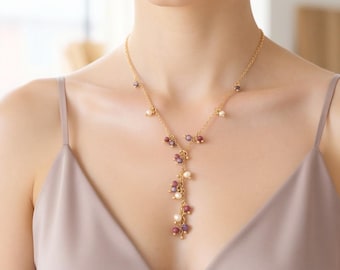 Collar tipo lariat chapado en oro con colgante de perlas, rodocrosita y amatista.