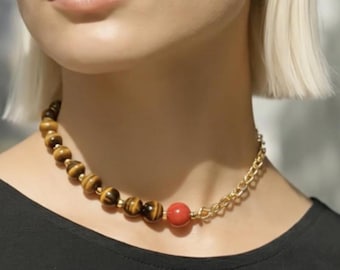 Collar asimétrico de ojo de tigre y coral, cadena de oro minimalista, gargantilla moderna de piedras preciosas.