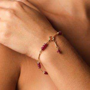 Pulsera delicada de rubíes, cadena chapada en oro, joyería minimalista con piedras preciosas, longitud ajustable.