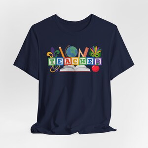 Camiseta de profesora del Mardi Gras de Luisiana, camiseta colorida para profesora, camiseta con accesorios para profesora, camiseta unisex imagen 6